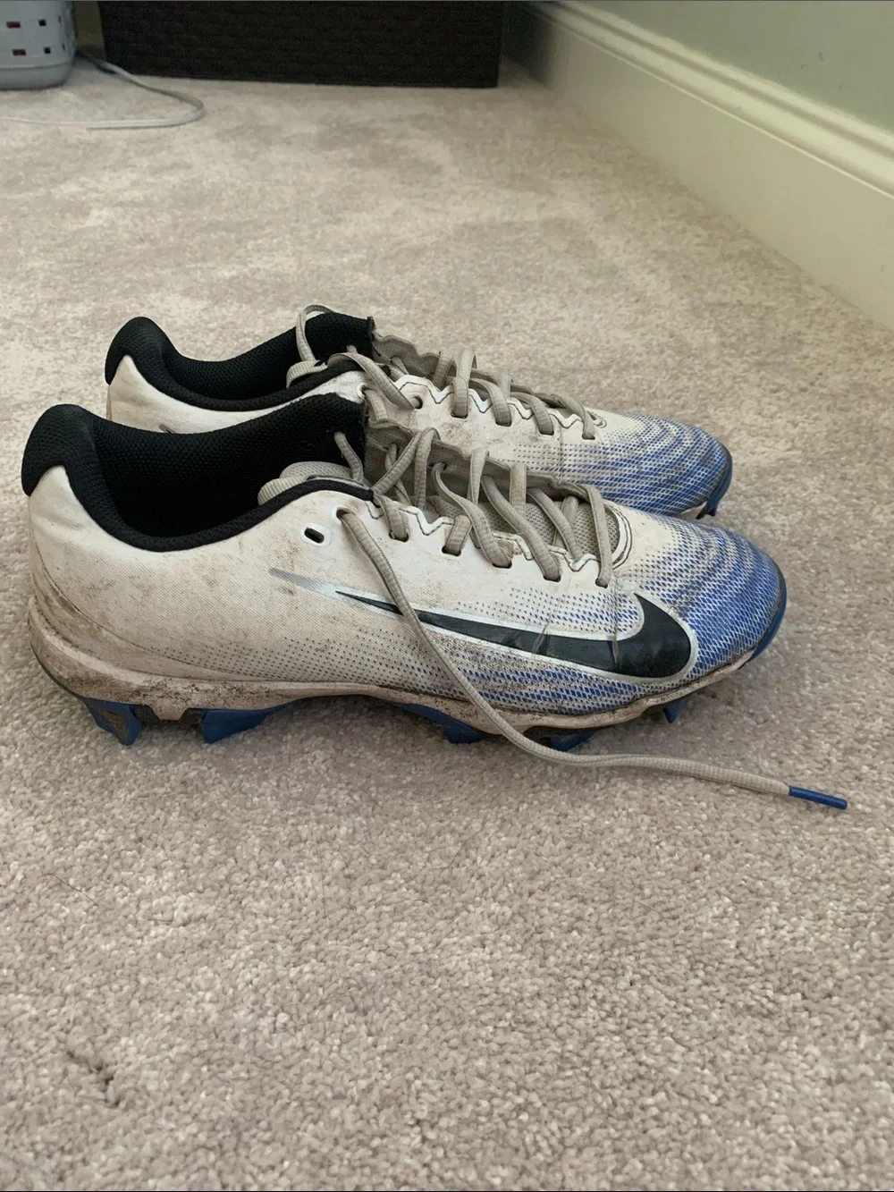 Nike Men's White & Blue Cleats with Black Swoosh